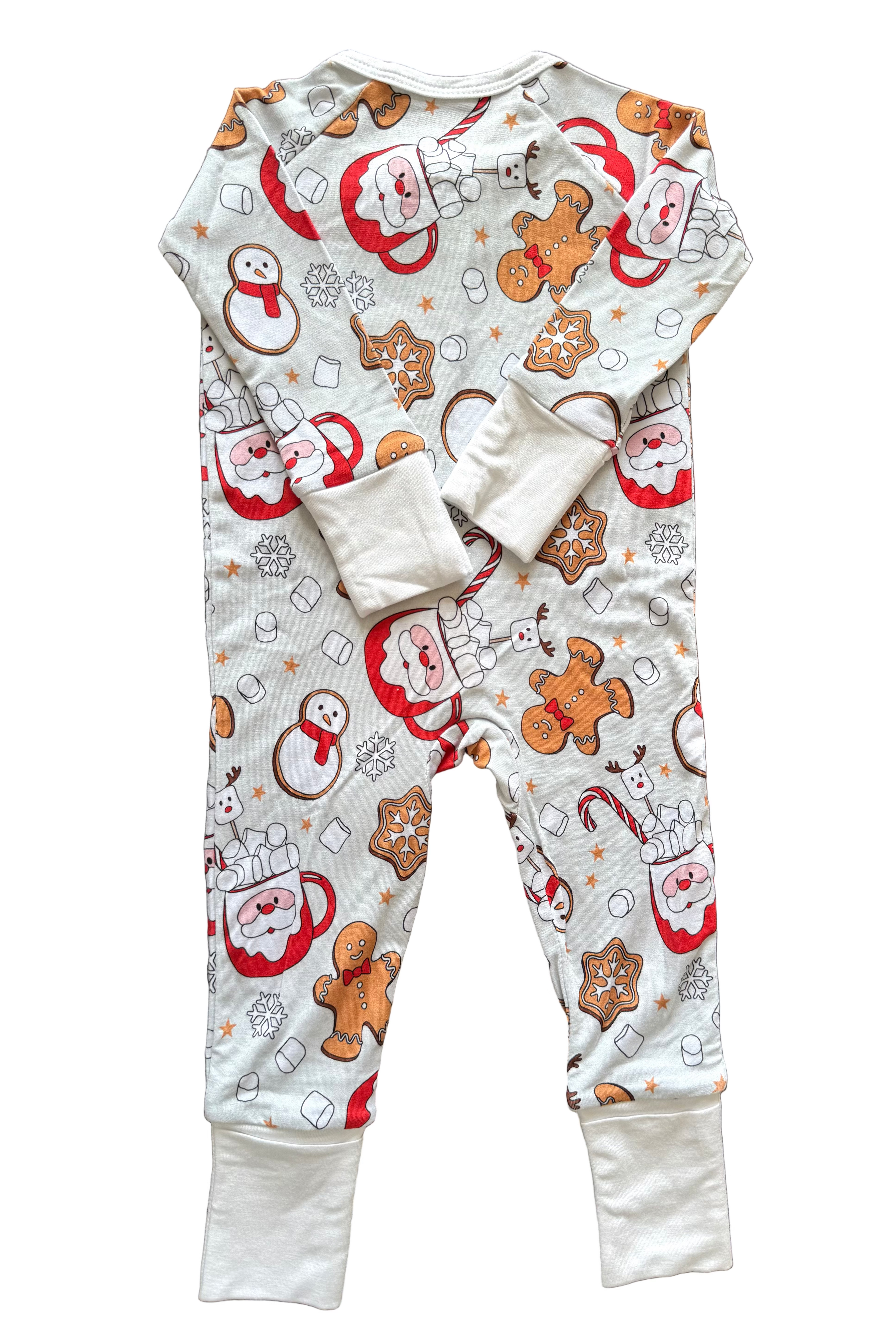 Christmas-themed baby onesie with gingerbread men and Santa Claus on a wooden surface. Bamboo christmas pajamas with Santa mug, candy canes, ginger bread cookies, marshmallows, snowflakes, cookies, snowman and more! The bamboo pajamas are so soft and great on sensitive skin. These footies have convertible mittens and footies to allow them to grow with your little one! Super soft romper, Soft onesie, soft sleeper, soft baby sleepwear. 